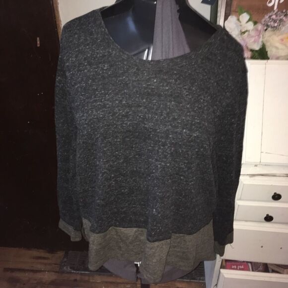 Habitat L heathered gray long sleeve top with green hem - Picture 1 of 3